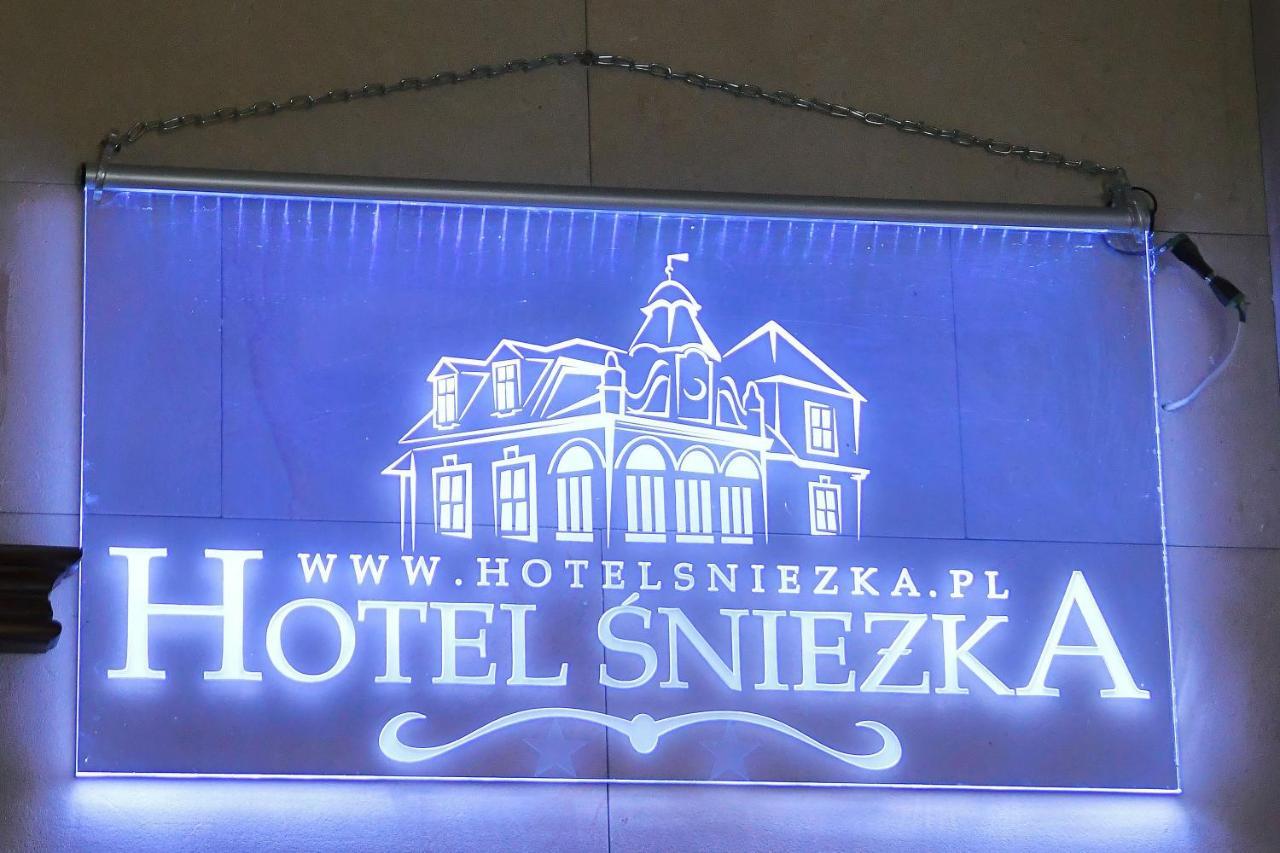 Sniezka Hotel Кросно Екстериор снимка