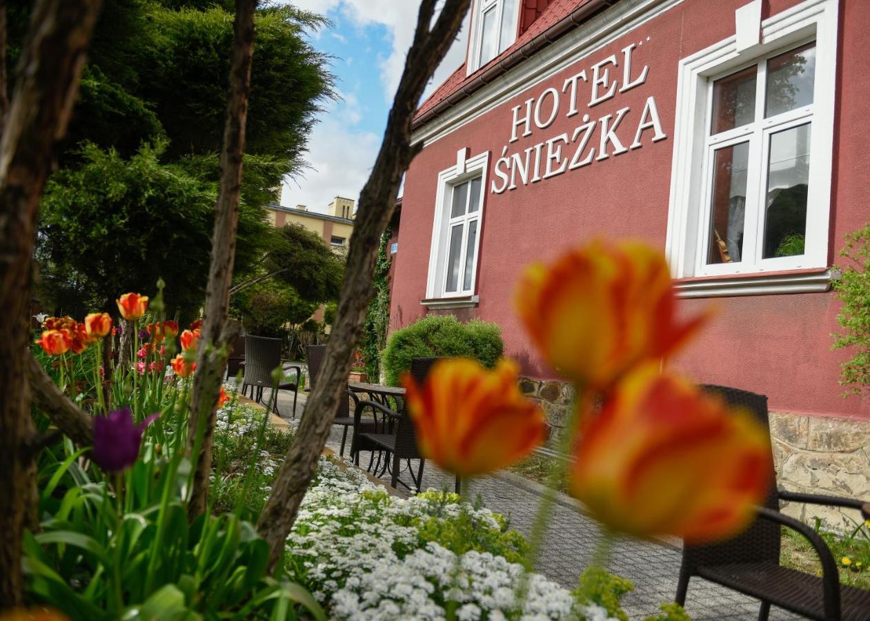 Sniezka Hotel Кросно Екстериор снимка