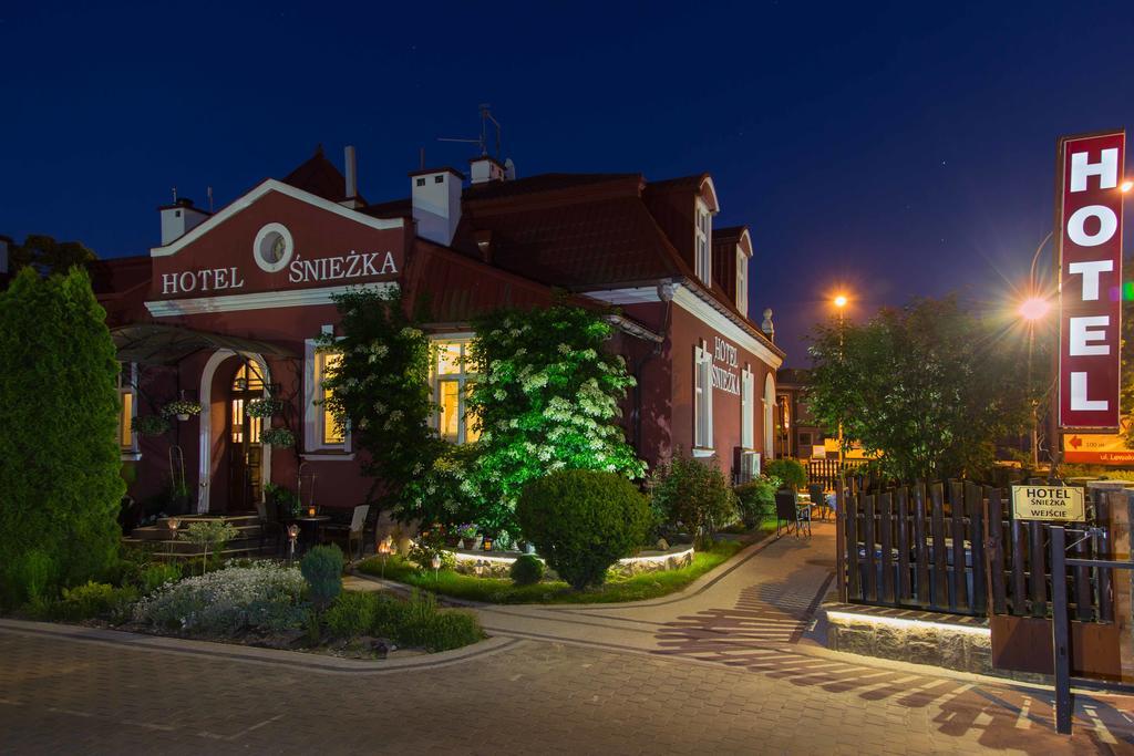 Sniezka Hotel Кросно Екстериор снимка